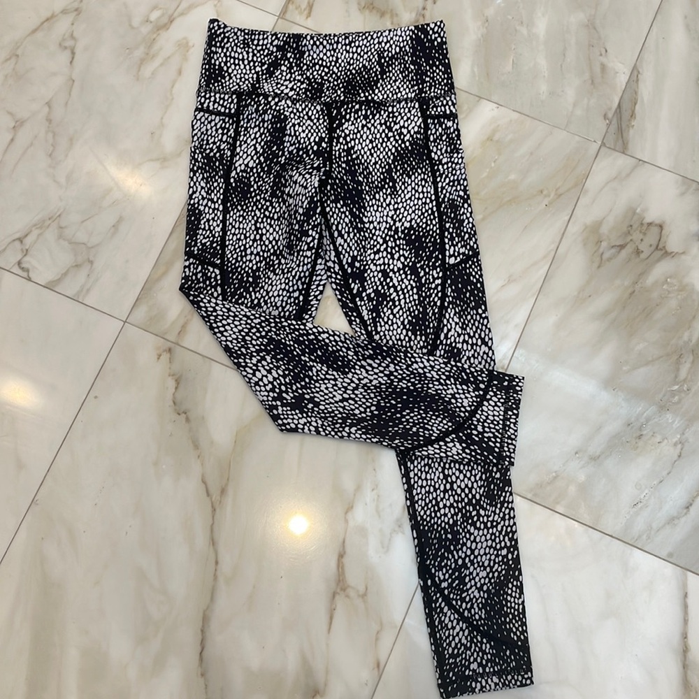 Zyia Active leggings size 4 high rise light and tight black & white euc